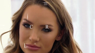 Cali Carter bekúrva az irodában