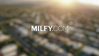 MILFY - Lauren Phillips az anál imádó házastárs