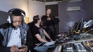 PrivateBlack - Stacy Cruz élvezi a hatalmas faszt