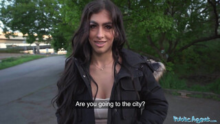 Public Agent - Alicia Trece a fogszabályzós latina hölgyemény