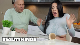 REALITY KINGS - Kira Queen a szomszéd csávóval kefél