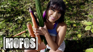 Mofos - Aryana Amatista nem csak a zöldségeket szereti