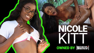 Mofos - Nicole Kitt a izgató hatalmas didkós csoki nőci