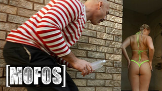MOFOS - Harley King a fullos világos szőke tini kisasszony