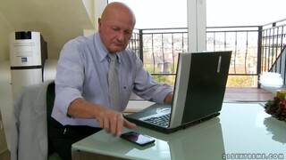 Gyuribácsi imádja a fiatal kis csajt
