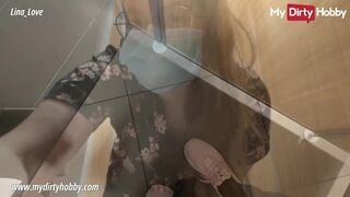 Lina Love mellbimbós hölgyemény masturbál közkonyhában