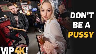Bátor világos szőke pornószínész reszeli idegen csávót a bárban