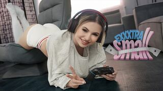 Pici tini nőci Aria Banks elkapja magas mostohabátyját Chris Epicet, aki a szobájában kézimunkázza a pöcse