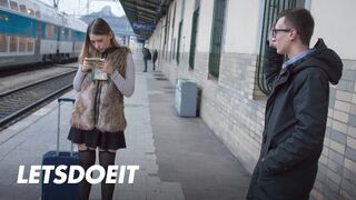 Selvaggia tini picsa felfogta Charlie Dean hatalmas faszát egy gyors pov dugásra