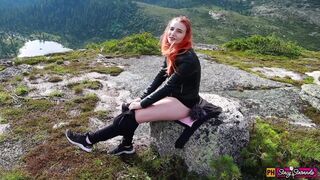 Tini vörös picsa masturbál a hegyekben orgiáig