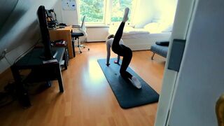 Tini fitnesz hölgyemény ujjazza magát, majd alaposan megbasszák