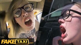 Tetovált Brit Alt-Modell Szemüvegben Durván Meghágva a Fake Taxi Autójában