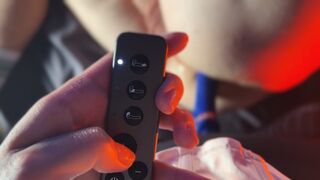 Finom anál baszás szíj nélküli vibrátorral