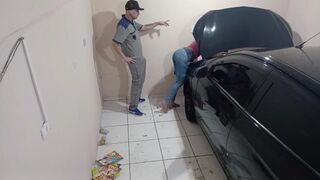 Dögös fiatal kurva a szerelőnél szexel az alkalmazottal