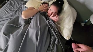 Kettő kicsike csöcsű néger hajú lányra pisil az ágyban majd pisi áztatta bugyijukban csókolóznak