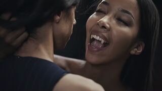 Ebony Vampire Mistress Lia Lin elcsábít egy brazil hatalmas didkós tini ribancot a Vampired kemény domina játékában