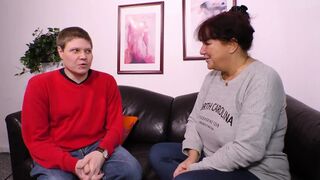 Vörös hajú milf hatalmas mellekkel cidázza a farkat és hagyja hogy durván megdugják