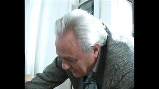 Valódi olasz milf pornószínész cidázik a privát bűnösök 4 részében